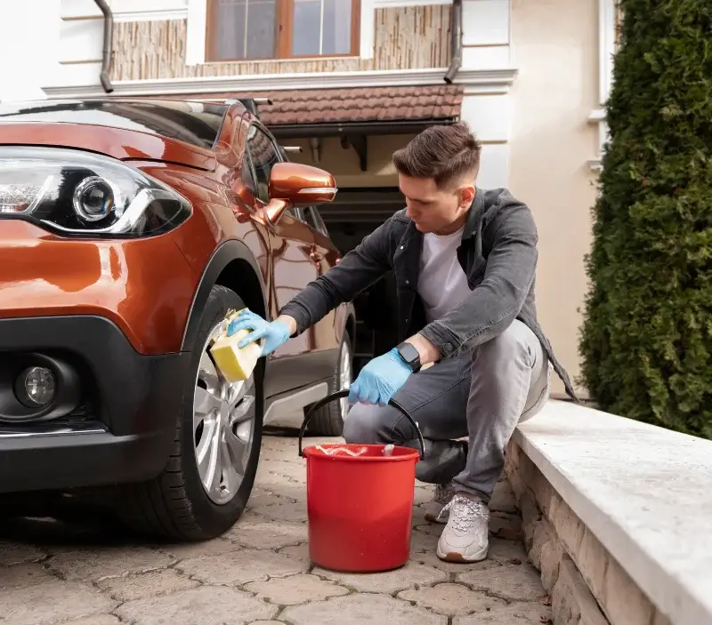 Lavage auto à domicile Saint-Nicolas-du-Tertre : professionnel intervenant sur un véhicule